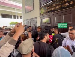 Masyarakat berdesakan ingin tonton sidang vonis Ferdy Sambo