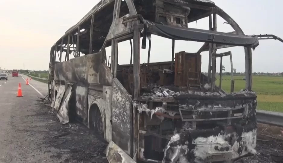 BUS AKDP Hangus Terbakar di Tumijajar, Tubaba