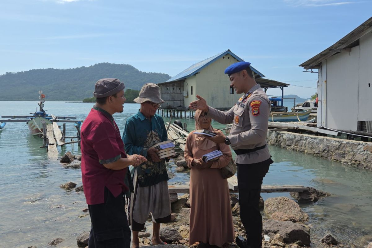 Polisi Bagikan Al Quran Gratis untuk Anak-Anak di Pulau Rimau Lampung Selatan