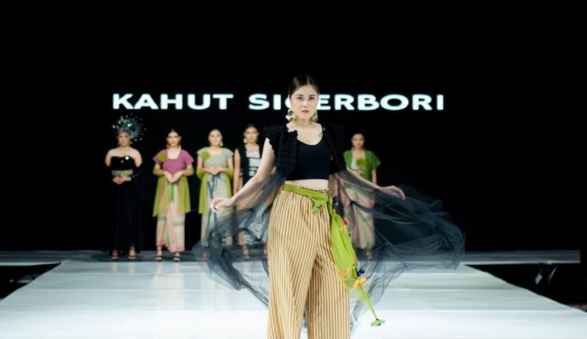 Gen Z Desainer Hebat Berkreasi di Lampung Fashion Tendace 2024