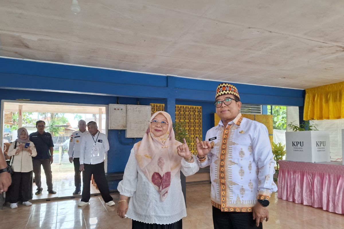 Antusiasme Pj Gubernur Lampung di TPS 07 Teluk Betung Utara