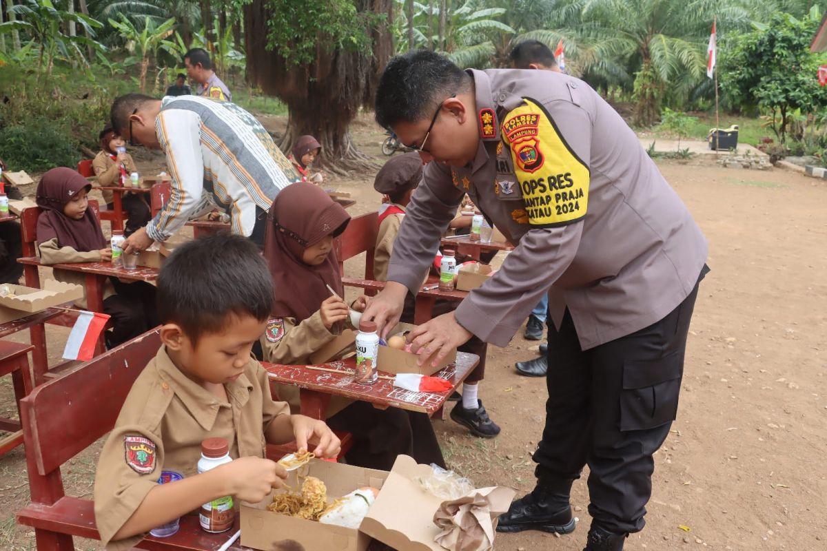 Berita Baik: Polres Lamsel Sediakan Makanan Bergizi untuk Pelajar di Pulau Rimau!