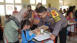 Polres Lampung Selatan Berikan Makanan Sehat Gratis ke Siswa SD di Kalianda