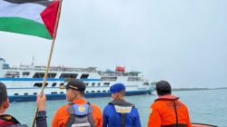 Penjagaan Keselamatan Peserta Pengibaran Bendera di Selat Sunda oleh Tim SAR