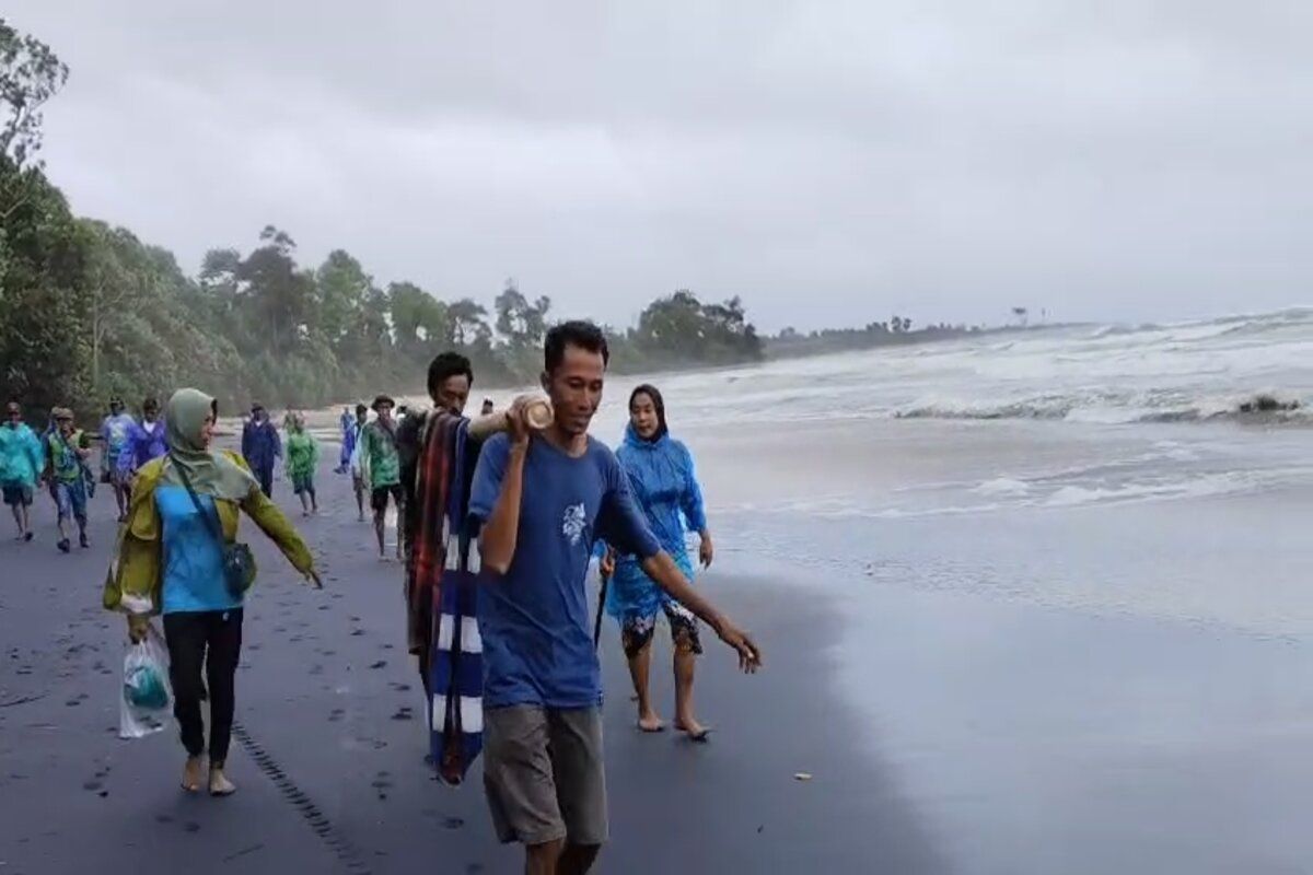 Kisah Mencekam Amsiyah: Terpaksa Ditandu ke Faskes Setelah Melahirkan