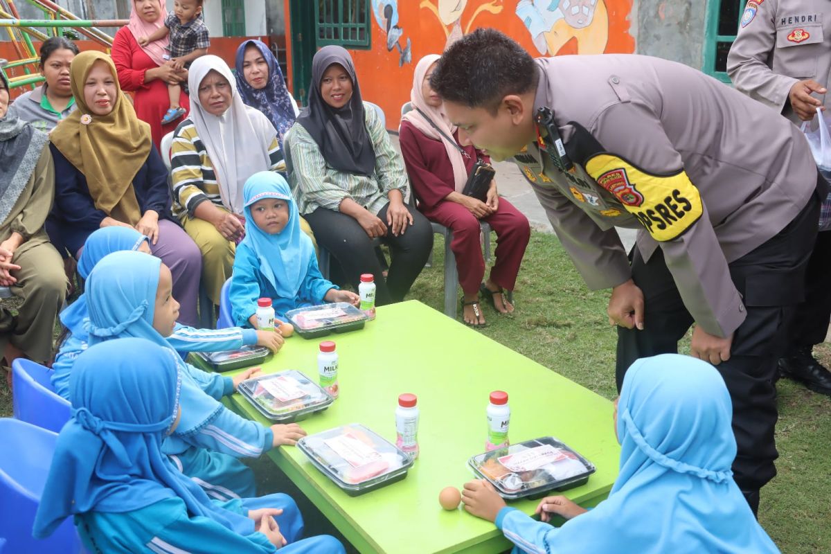 Pemberian Makanan Bergizi Gratis untuk Anak PAUD oleh Polres Lamsel