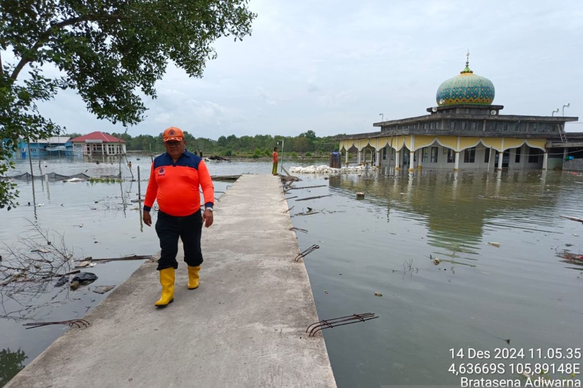 Mengatasi Bencana: Geobag Digunakan untuk Memperbaiki Tanggul Laut yang Jebol di Tulang Bawang Lampung