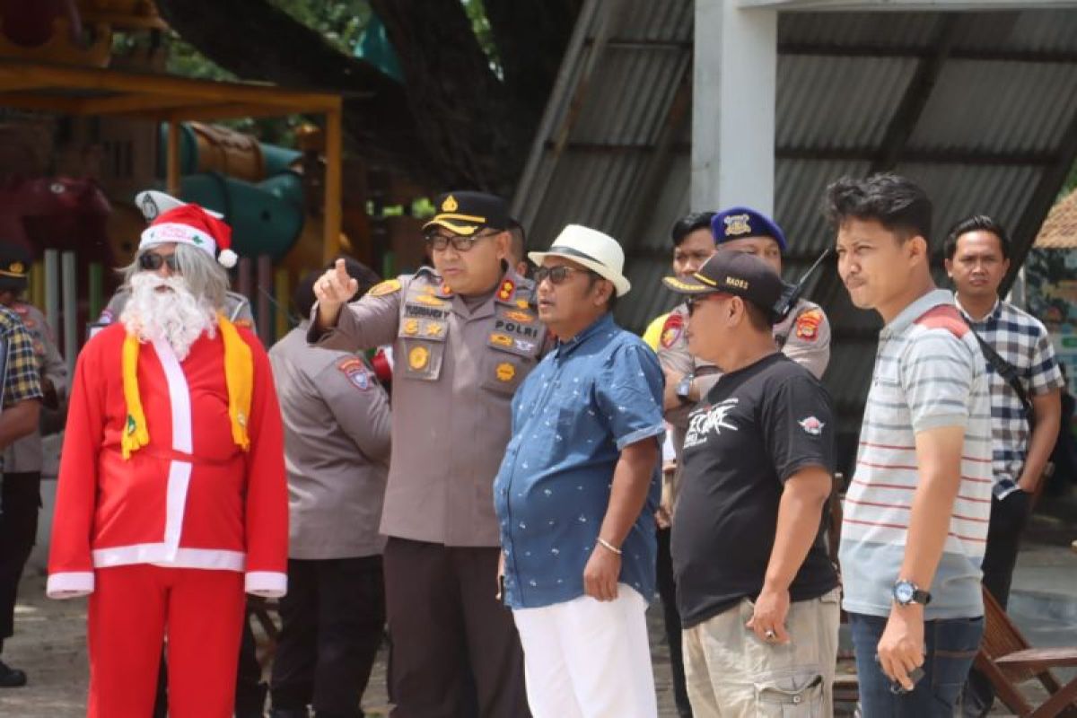 Hadirnya Sinterklas di Pantai Lampung Selatan: Kejutan Manis dari Polisi untuk Wisatawan