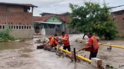 Pencegahan Banjir: BPBD Bandarlampung Bersihkan Air yang Menggenangi Rumah Warga