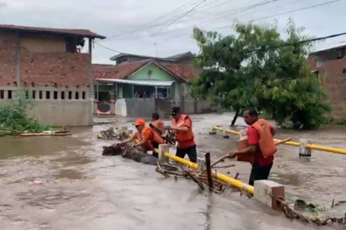 Pencegahan Banjir: BPBD Bandarlampung Bersihkan Air yang Menggenangi Rumah Warga