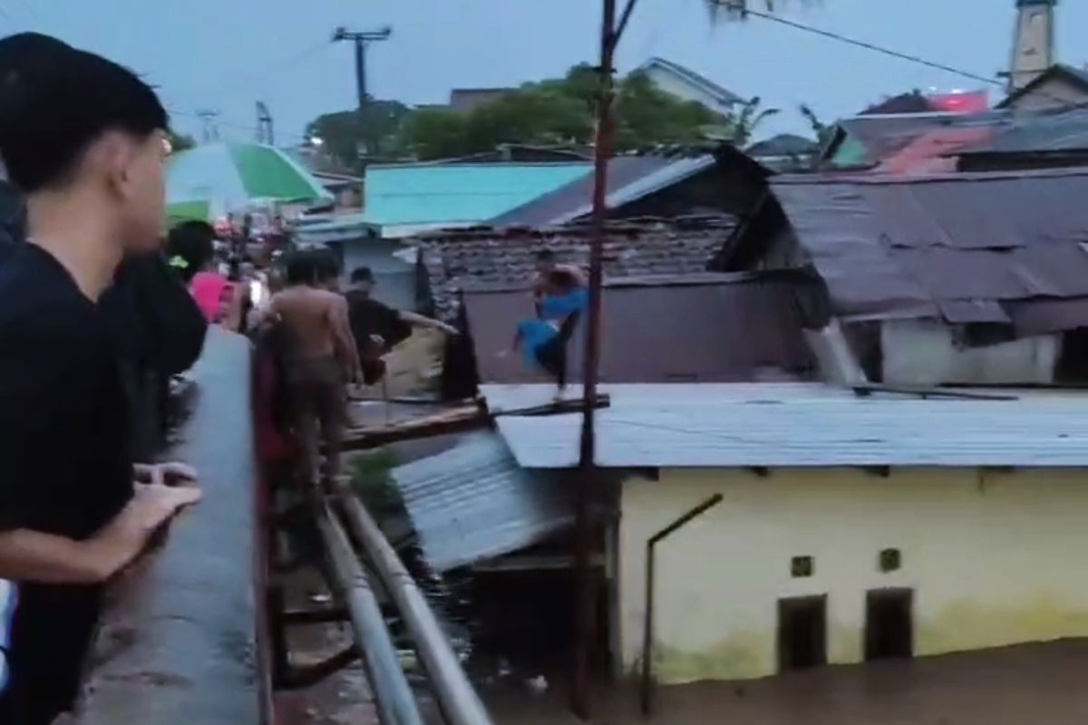 Tim Penyelamat Basarnas Lampung Beraksi Evakuasi Korban Banjir