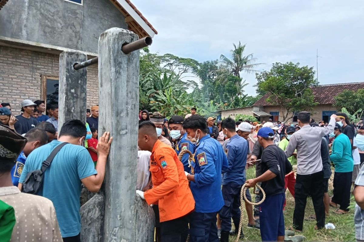 Berhasil! Petugas Damkar Evakuasi Mayat dari Sumur di Lampung Selatan