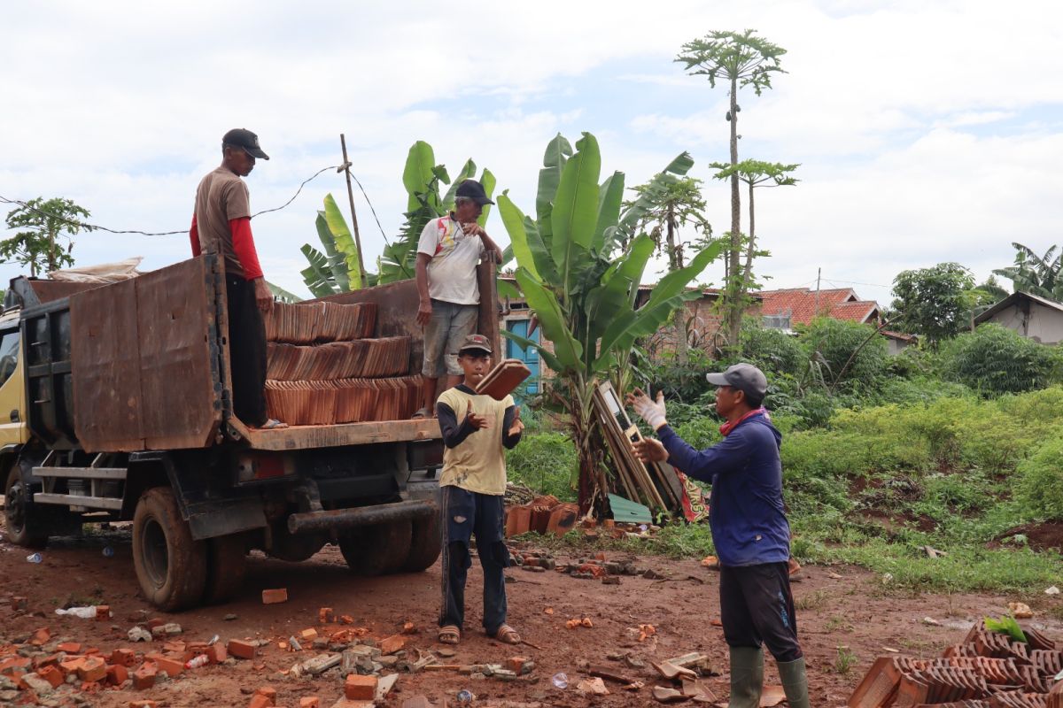 Ditentang Namun Tetap Berjuang: Aksi Sukarela Bongkar Bangunan di Lahan PTPN I