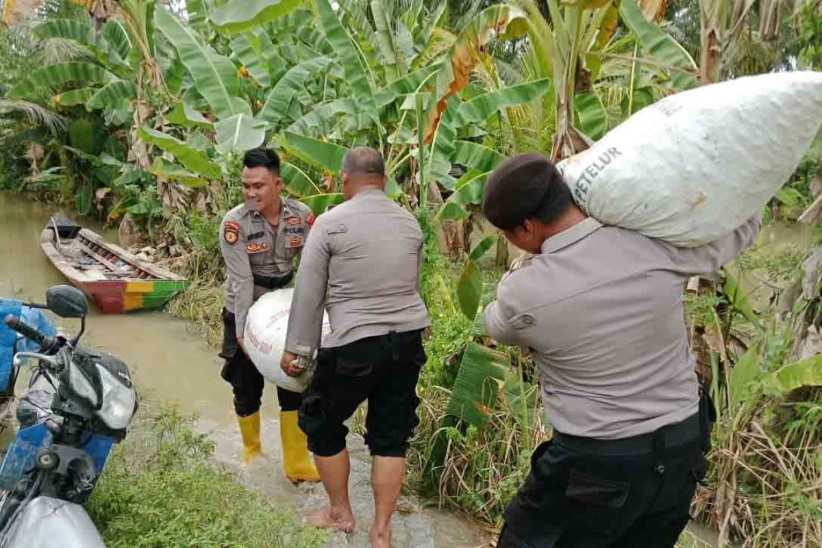 Bantuan Evakuasi Polisi Lampung Selatan: Menyelamatkan Barang Berharga Warga dari Banjir