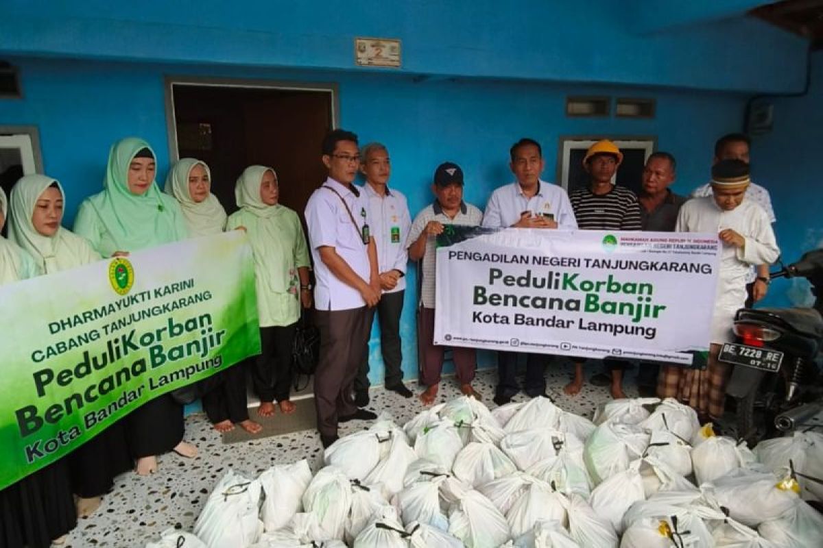 PN Tanjungkarang-Dharmayukti Karini Salurkan Sembako ke Korban Banjir: Berikan Bantuan, Berikan Harapan