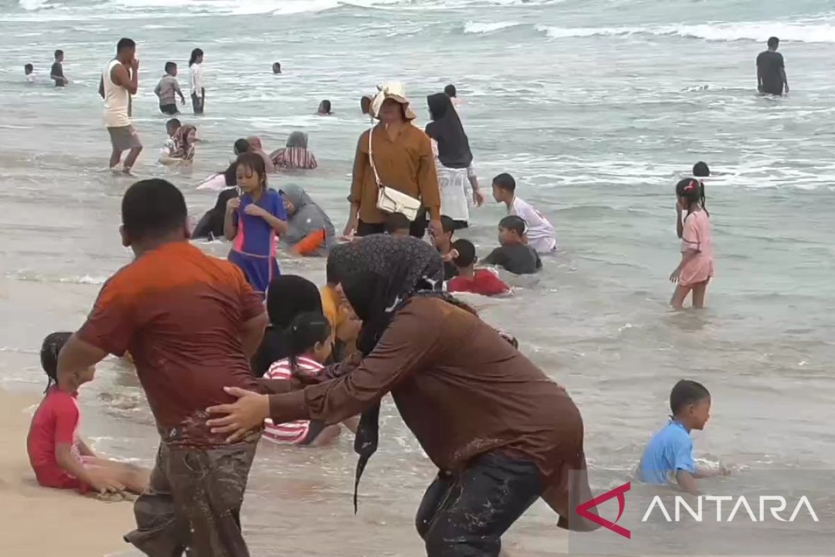 Pantai Lamsel: Ramai Dikunjungi Wisatawan