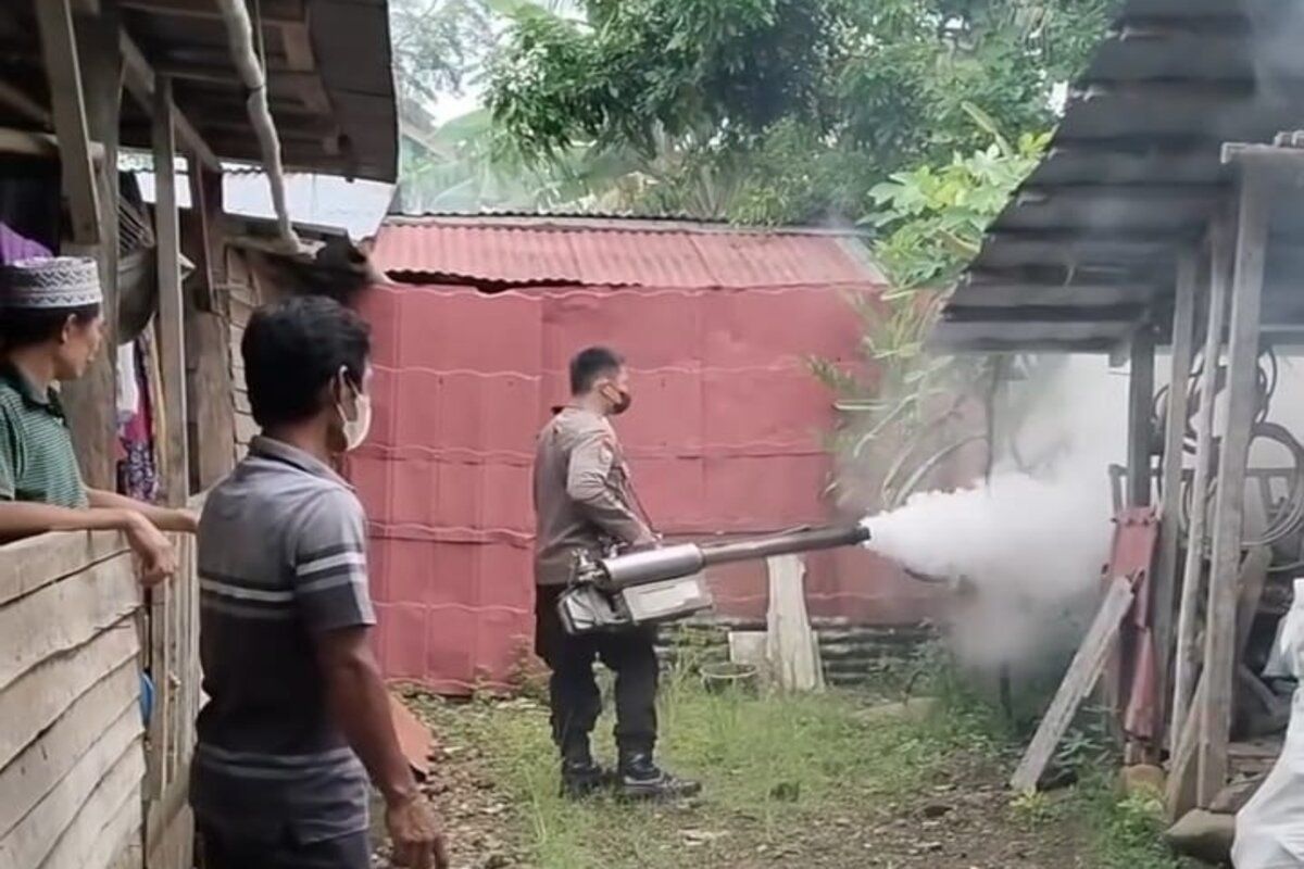 Upaya Polisi Pesisir Barat Memerangi Penyakit DBD dengan Fogging