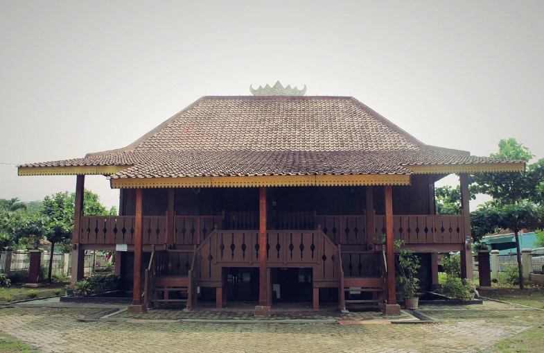 Rumah Adat Lampung Nuwou Sesat