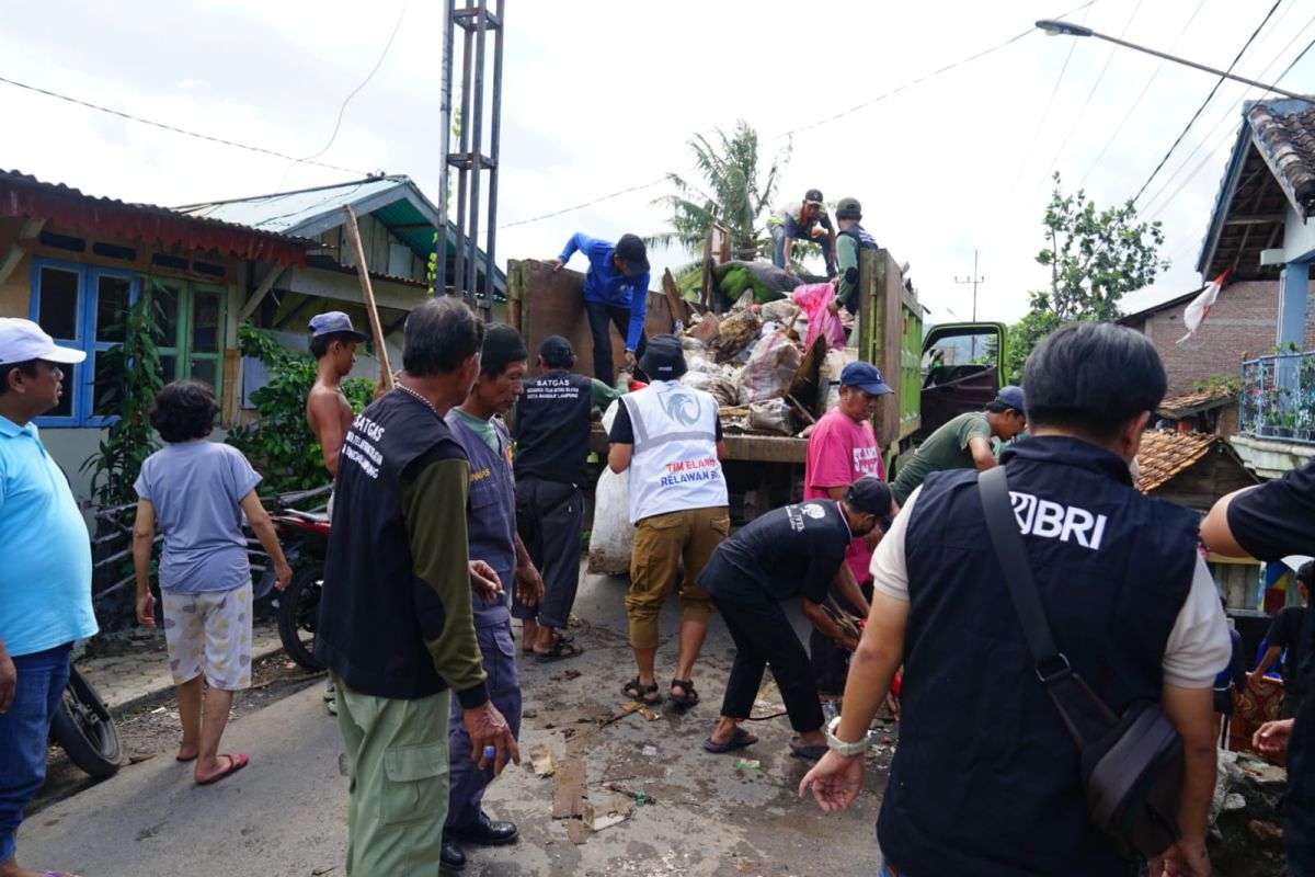 BRI RO Bandar Lampung Bantu Korban Banjir dengan 1.000 Nasi Kotak