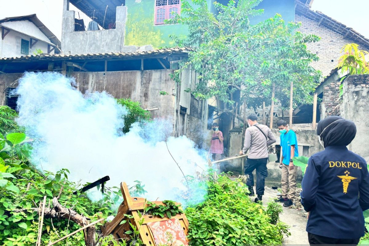 Pencegahan DBD di Lampung Selatan: Polisi dan Puskesmas Bersatu Lakukan Fogging