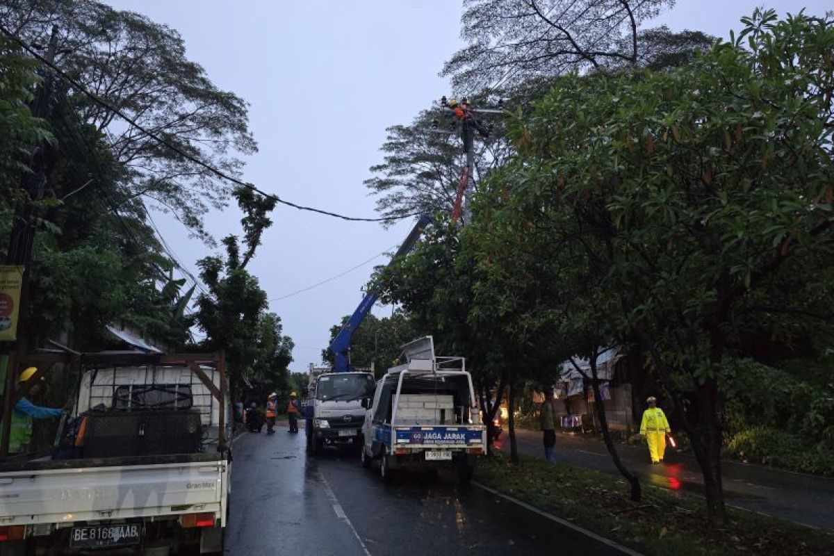 PLN Segera Pulihkan Listrik untuk 29.000 Pelanggan Terdampak Hujan Lebat