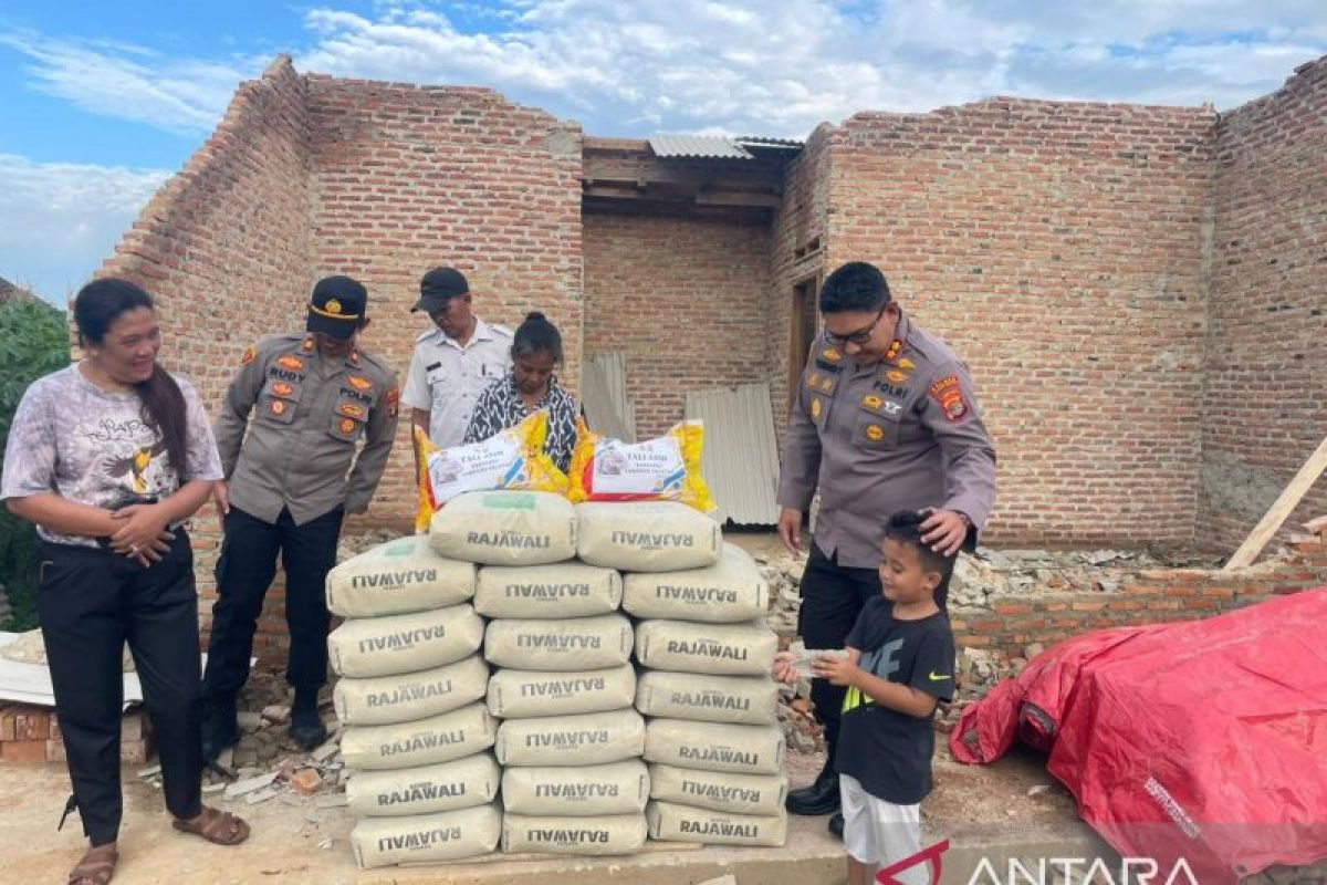 Polisi Segera Beraksi! Bantu Korban Angin Puting Beliung di Jati Agung, Lamsel