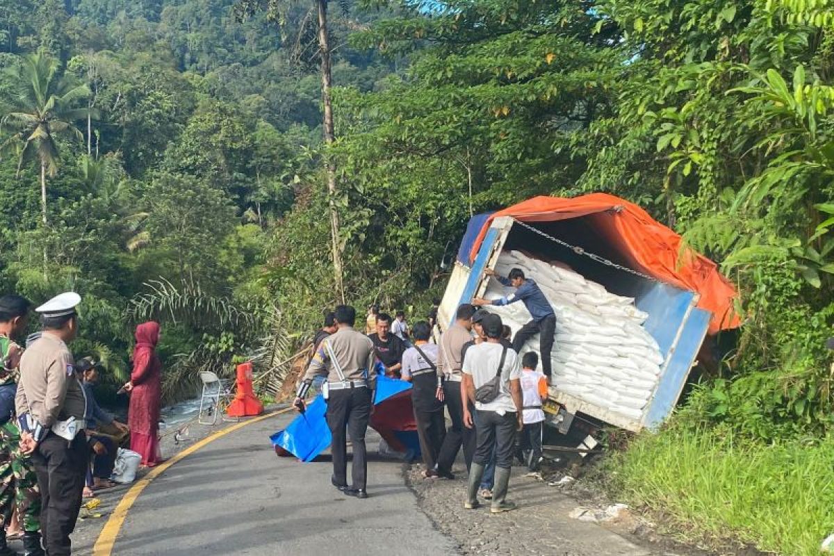 Evakuasi Truk Terperosok di Liwa Berhasil Mengatasi Kemacetan Panjang