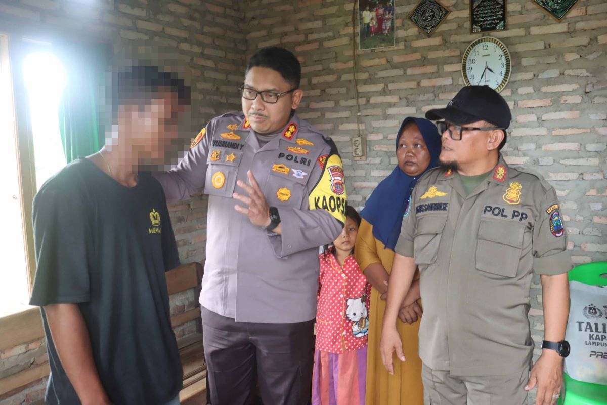 Bantuan Sembako dari Polisi untuk Pelaku Pencurian Pisang: Kisah Kemanusiaan di Lamsel