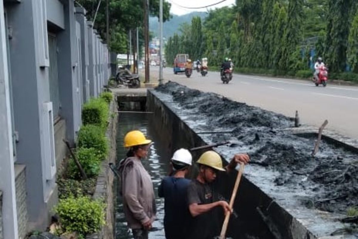 Antisipasi Banjir: Pelindo Regional 2 Panjang Lakukan Normalisasi Drainase