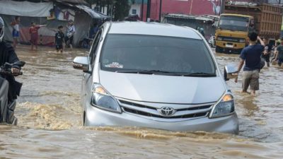 Cara Ampuh Agar Mesin Mobil Tidak Mati saat Terjebak Banjir