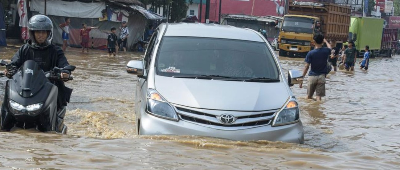 Cara Ampuh Agar Mesin Mobil Tidak Mati saat Terjebak Banjir