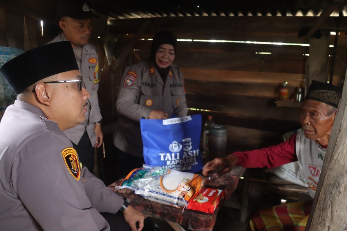 Polisi Lampung Selatan Berikan Bantuan kepada Lansia Sebatang Kara