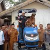 Bantuan Traktor dari Senator Lampung untuk Meningkatkan Produksi Petani di Lampung Tengah