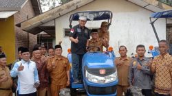 Bantuan Traktor dari Senator Lampung untuk Meningkatkan Produksi Petani di Lampung Tengah