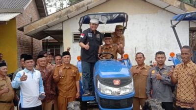 Bantuan Traktor dari Senator Lampung untuk Meningkatkan Produksi Petani di Lampung Tengah