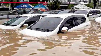 Tips Mudah Klaim Asuransi Mobil Saat Banjir, Dijamin ACC