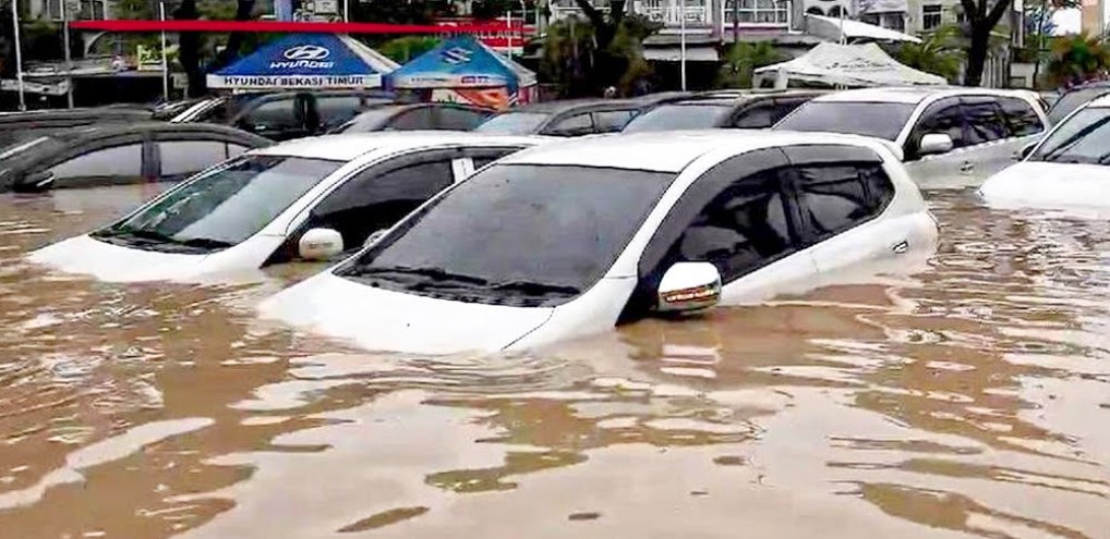 Tips Mudah Klaim Asuransi Mobil Saat Banjir, Dijamin ACC