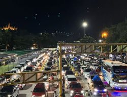 Antrean Panjang Pemudik di Pelabuhan Bakauheni hingga Senin Dini Hari